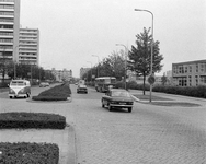 855252 Afbeelding van het verkeer op de Eykmanlaan te Utrecht, ter hoogte van de Winklerlaan (rechts); links de flats ...